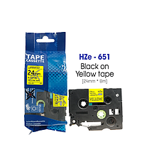 BROTHER HZe-651 ສີດໍາໃນເທບສີເຫຼືອງ (24mm x 8m)