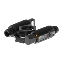 OMRON E3RA-TP21 ເຊັນເຊີ Photoelectric ທີ່ມີເຄື່ອງຂະຫຍາຍສຽງໃນຕົວ (15000 mm, through-beam, nhựa, PNP, M12)