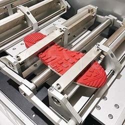 Shoe sole flexing resistance tester with mounted test samples