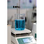 Why Can a Magnetic Stirrer Maintain a Low Speed of 30 RPM Without Jerking?