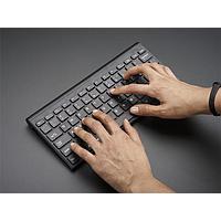 Adafruit 1737 ຄີບອດບໍ່ມີສາຍສີດຳ Electromechanicals ຂະໜາດນ້ອຍ ມີແບດເຕີຣີ